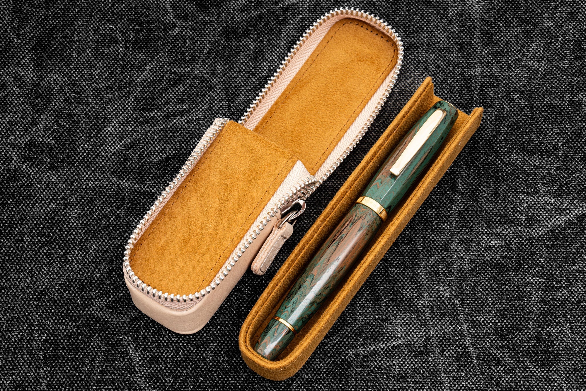 Galen Leather Co. Zipper Magnum Opus Single Slot Hard Pen Case - Undyed - Image 2